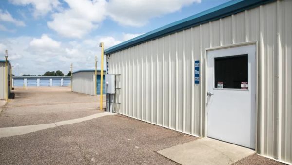 Handy Mini Self Storage (Wynne) - 1306 S Falls Blvd