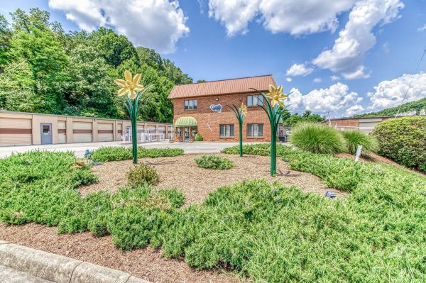 Rent-A-Space - Roanoke - Valley - 4221 Valley Avenue