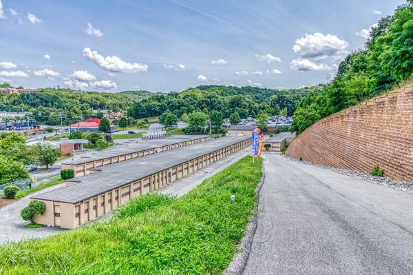 Rent-A-Space - Roanoke - Valley - 4221 Valley Avenue