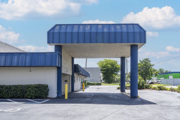 Devon Self Storage - 9130 - Pompano - 3111 Southwest 14th Court