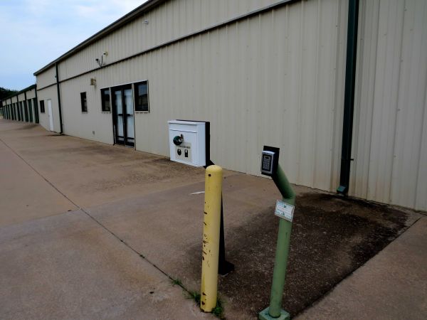 Gray Line Storage - Lee Blvd - 2801 SW Lee Blvd