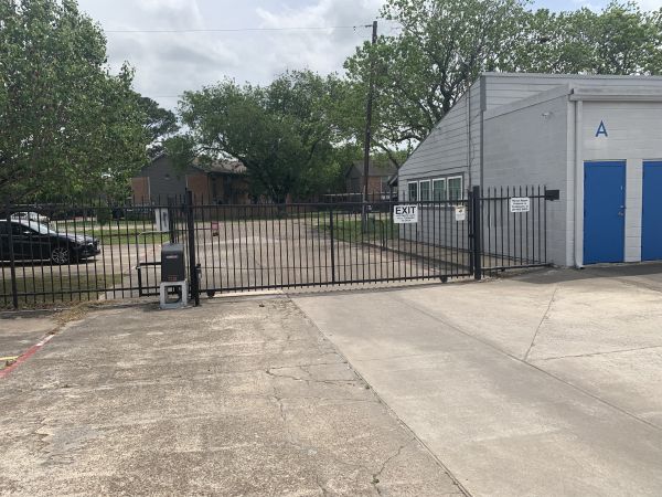 Pear Self Storage - 3512 1/2 East Broadway Street