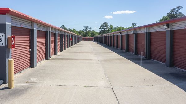 Devon Self Storage - 9159 - Conroe - 810 Gladstell Street