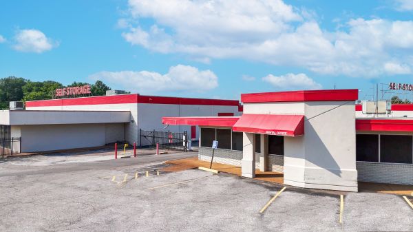 Devon Self Storage - 9115 - Poplar - 2700 Poplar Avenue
