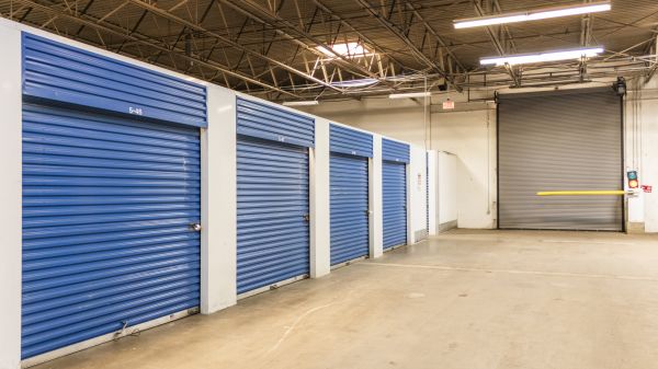 Devon Self Storage - 9115 - Poplar - 2700 Poplar Avenue