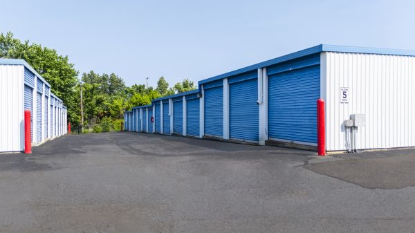 Devon Self Storage - 9115 - Poplar - 2700 Poplar Avenue
