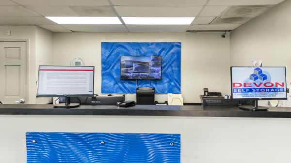 Devon Self Storage - 9115 - Poplar - 2700 Poplar Avenue