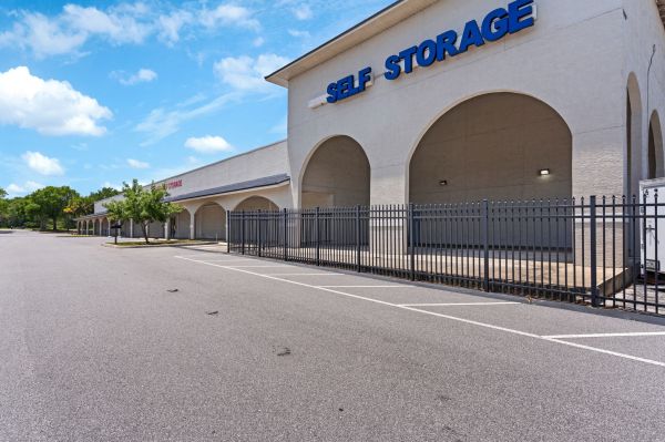 Eustis Saver Self Storage - 2910 Kurt Street