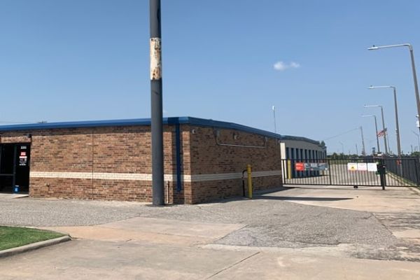 Public Storage - Moore - 2201 N Moore Ave - 2201 N Moore Ave