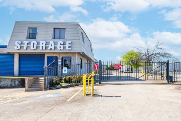 Devon Self Storage - 9174 - Veterans - 1900 Veterans Boulevard