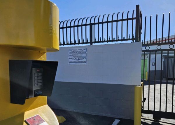 Extra Space Storage - 1103 - Chatsworth - Devonshire St - 21536 Devonshire Street