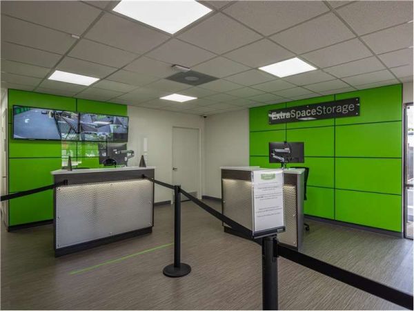 Extra Space Storage - 0209 - Miami - Sunset Dr West - 9400 Florida 986
