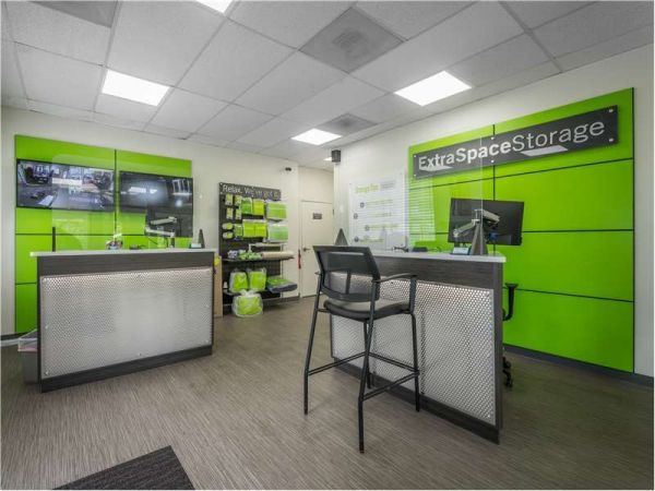 Extra Space Storage - 8192 - Winston-Salem - Peters Creek Pkwy - 550 Peters Creek Parkway