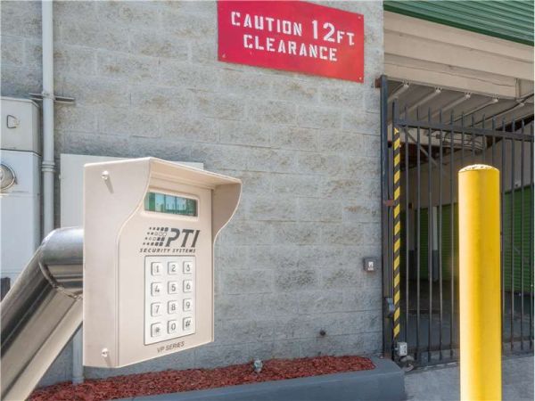 Extra Space Storage - 8321 - National City - 20th St - 525 West 20th Street