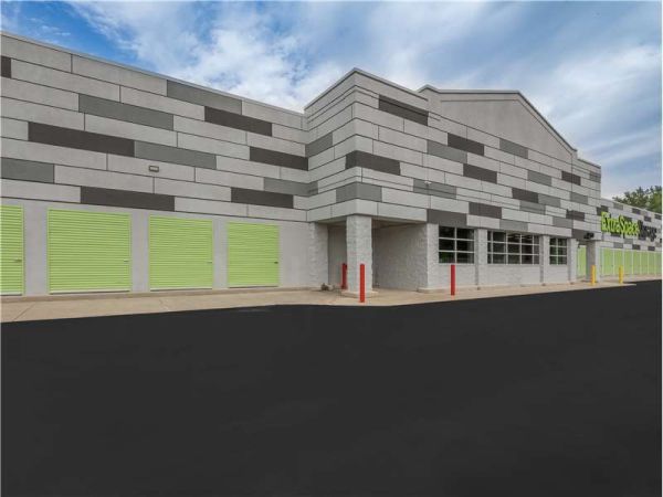 Extra Space Storage - 7014 - New Britain - Farmington Ave - 643 Farmington Avenue