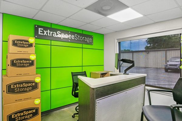 Extra Space Storage - 3050 - Pensacola - Michigan Ave - 2807 West Michigan Avenue