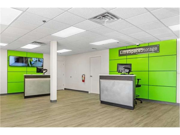 Extra Space Storage - 3501 - Milwaukee - Green Bay Ave - 4565 North Green Bay Avenue