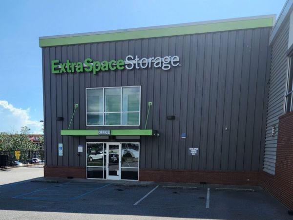 Extra Space Storage - 3666 - Greenville - Pleasantburg Dr - 1320 South Pleasantburg Drive
