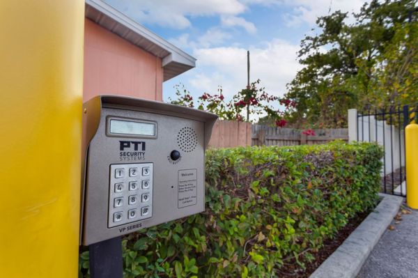 Extra Space Storage - 3731 - Tampa - 1711 Hillsborough Ave - 1711 East Hillsborough Avenue