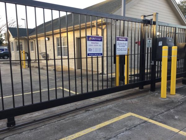 Extra Space Storage - 3288 - Houston - 7610 Highway 6 - 7550 Highway 6 North