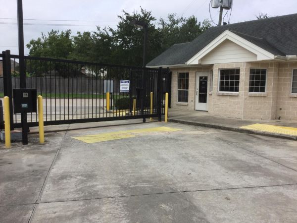 Extra Space Storage - 3297 - Houston - Silverado Drive - 1435 Silverado Drive