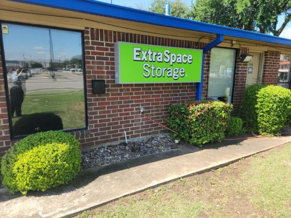 Extra Space Storage - 3785 - Arlington - Lamar Blvd - 1620 East Lamar Boulevard