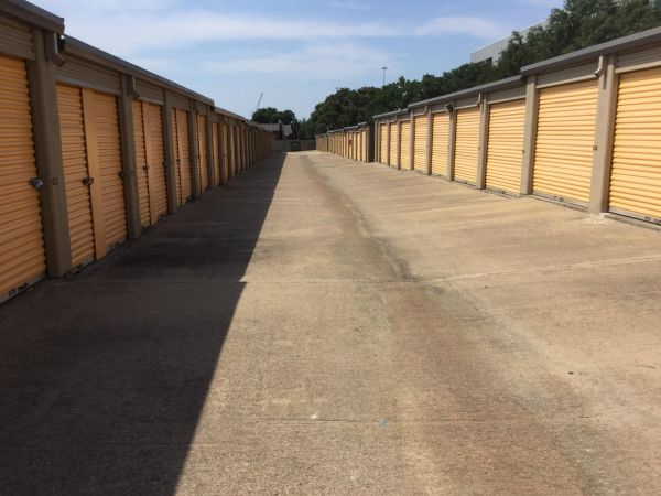 Extra Space Storage - 3785 - Arlington - Lamar Blvd - 1620 East Lamar Boulevard