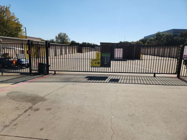 Extra Space Storage - 3785 - Arlington - Lamar Blvd - 1620 East Lamar Boulevard