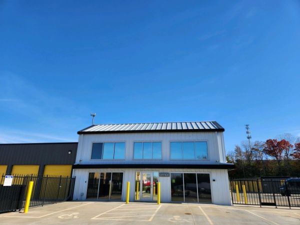 Extra Space Storage - 3928 - Fenton - Delores Dr - 100 Delores Drive