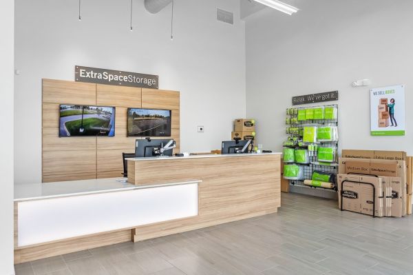 Extra Space Storage - 6067 - Glenview - W Lake Ave - 3701 West Lake Avenue