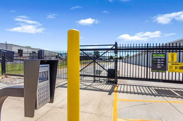 Extra Space Storage - 6166 - Lexington - Mackinwood Dr - 2440 Mackinwood Drive