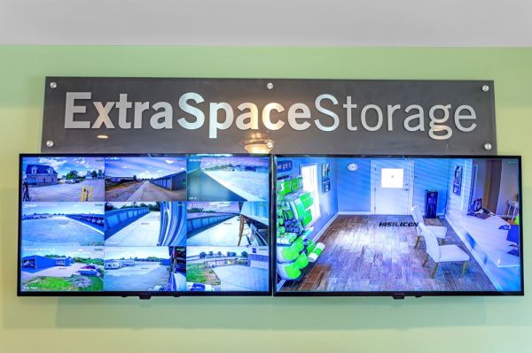 Extra Space Storage - 6166 - Lexington - Mackinwood Dr - 2440 Mackinwood Drive