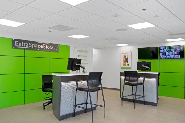 Extra Space Storage - 7470 - Lake Balboa - Woodley Ave - 6853 Woodley Avenue