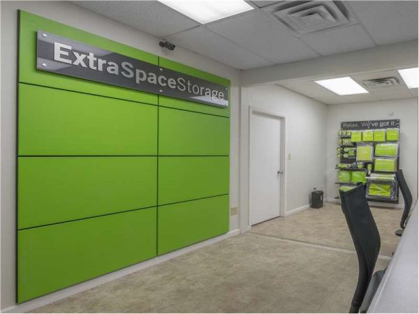Extra Space Storage - 7499 - Kingsport - Stone Dr - 2417 East Stone Drive