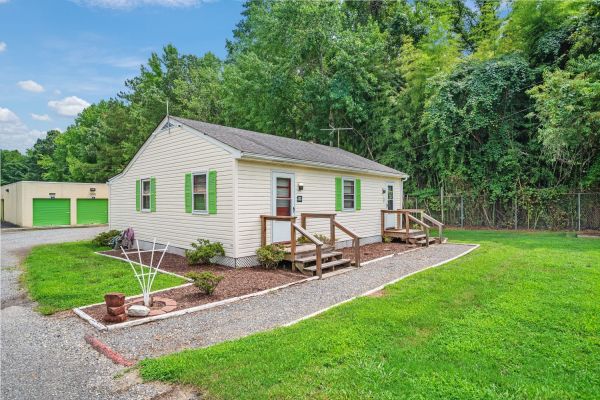 Extra Space Storage - 7668 - White Stone - Mary Ball Rd - 18539 Mary Ball Road