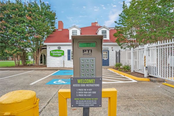 Extra Space Storage - 7692 - Midlothian - Huguenot Road - 1621 Huguenot Road