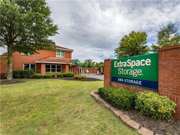 Extra Space Storage - 0382 - Collierville - W Poplar Ave - 2010 West Poplar Avenue