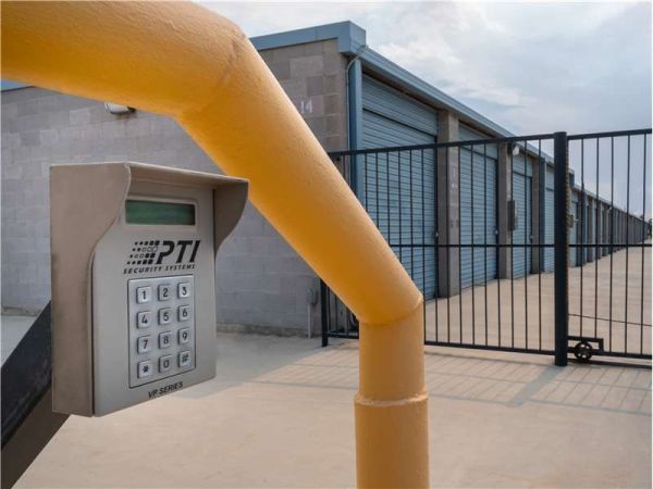 Extra Space Storage - 8527 - Hesperia - Walnut Street - 16730 Walnut Street