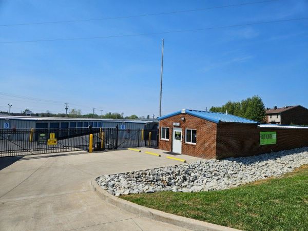 Extra Space Storage - 2044 - Mount Washington - Louise Way - 143 Louise Way