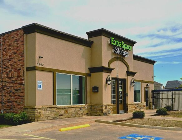 Extra Space Storage - 2216 - Edmond - NW 164th St - 5802 Northwest 164th Street