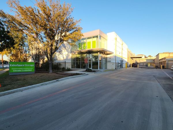 Extra Space Storage - 3233 - San Antonio - Broadway St - 2300 Broadway