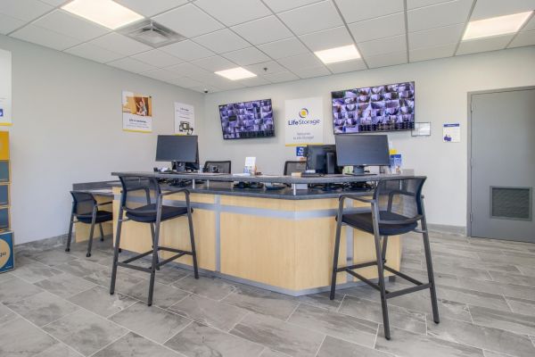 Extra Space Storage - 3233 - San Antonio - Broadway St - 2300 Broadway