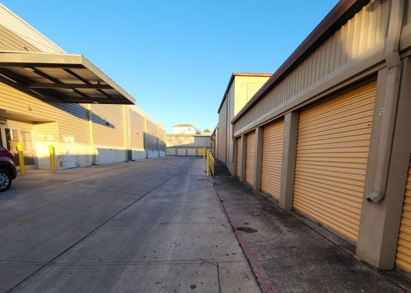 Extra Space Storage - 3233 - San Antonio - Broadway St - 2300 Broadway