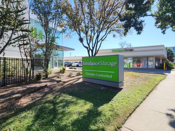 Extra Space Storage - 3233 - San Antonio - Broadway St - 2300 Broadway