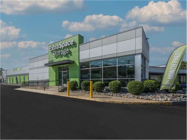 Extra Space Storage - 0552 - Bethesda - River Rd - 5140 River Road
