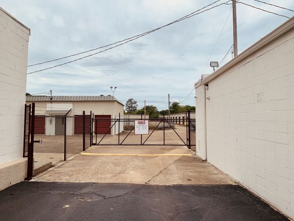 Tupelo Lock Storage - 904 Lawndale Drive