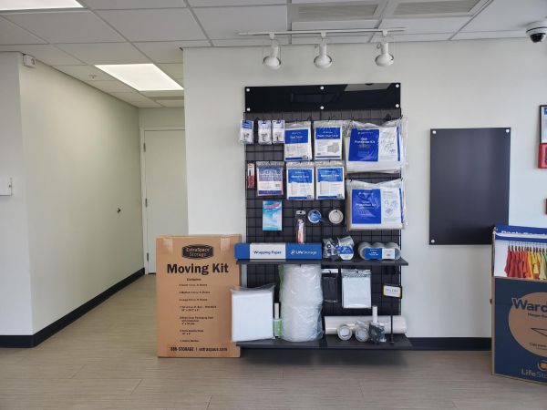 Extra Space Storage - 4119 - Huntington Park - Maywood Ave - 6241 Maywood Avenue