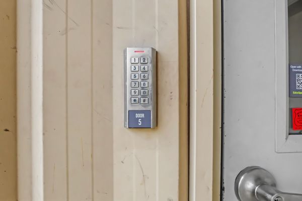 Extra Space Storage - 7610 - Cleveland - 3005 Chester Ave - 3005 Chester Avenue