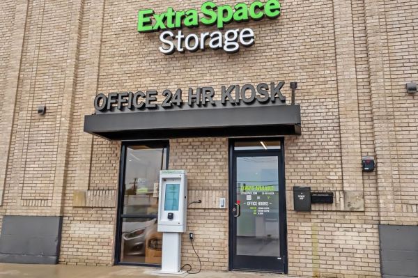 Extra Space Storage - 7610 - Cleveland - 3005 Chester Ave - 3005 Chester Avenue