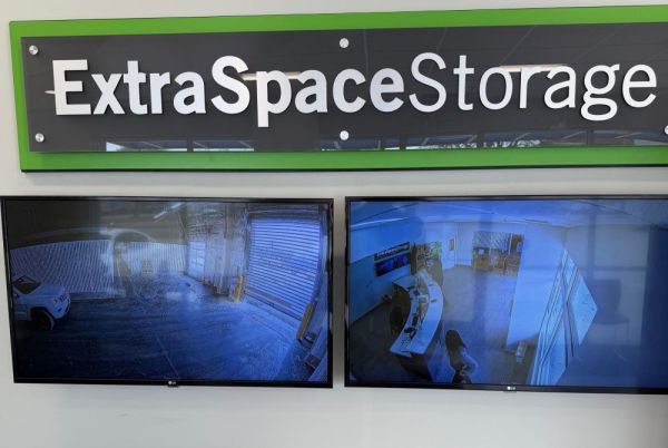Extra Space Storage - 3860 - Milwaukee - Capitol Dr - 532 East Capitol Drive